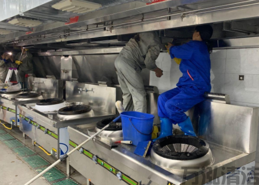小型餐馆大型油烟机清洗省钱技巧:自行清洗 vs 专业服务